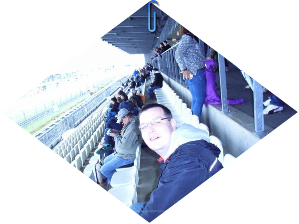 Alex auf der Tibüne